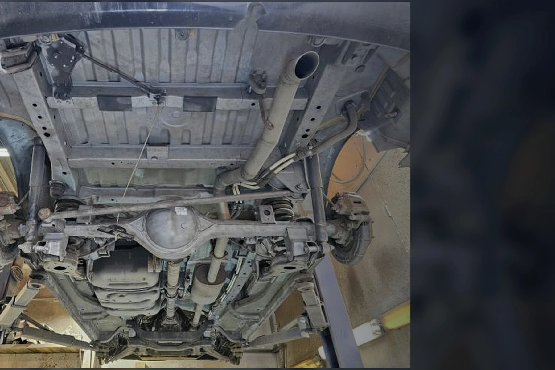 Подготовленная нижняя часть автомобиля перед пескоструйной обработкой